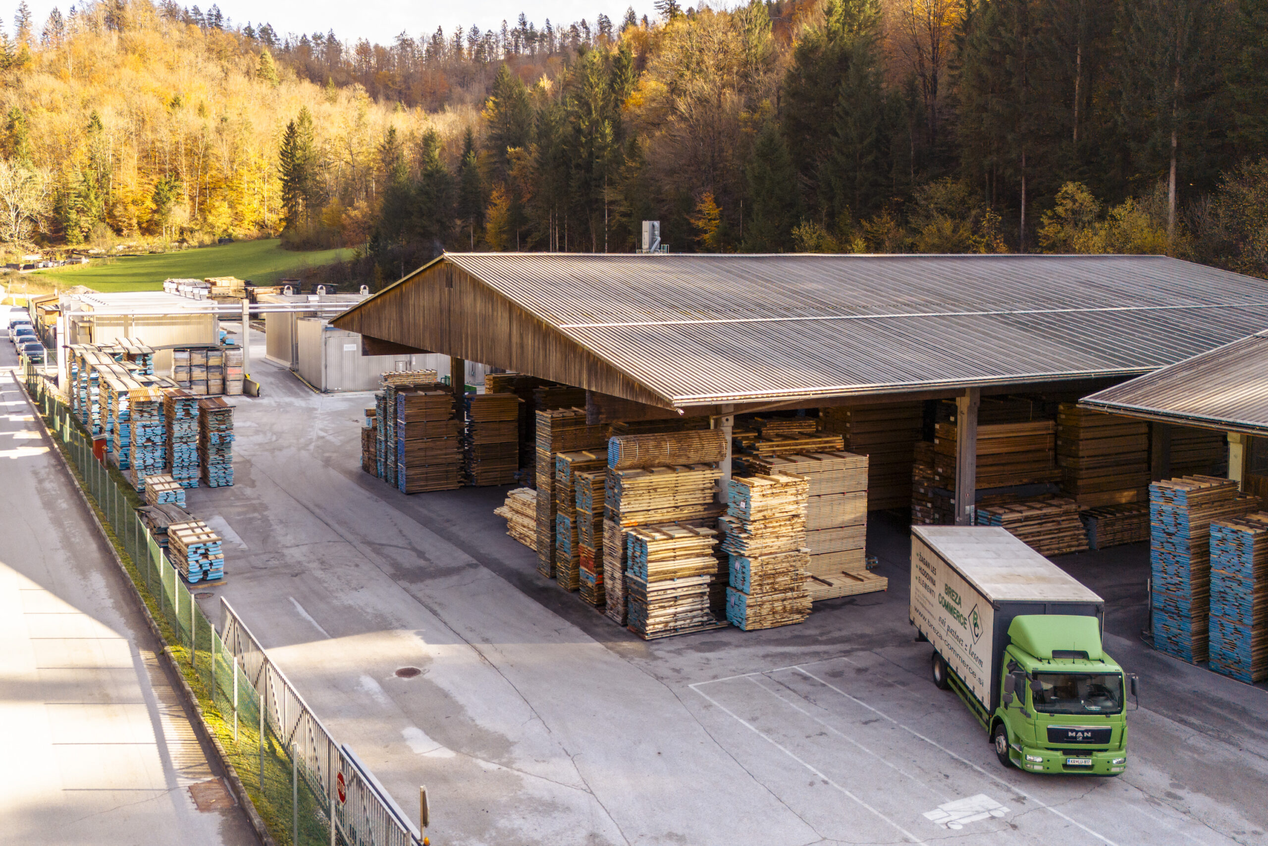 Skladišče in poslovni prostori Breza Commerce v Todražu